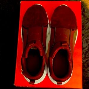 Maroon Puma Sneaker